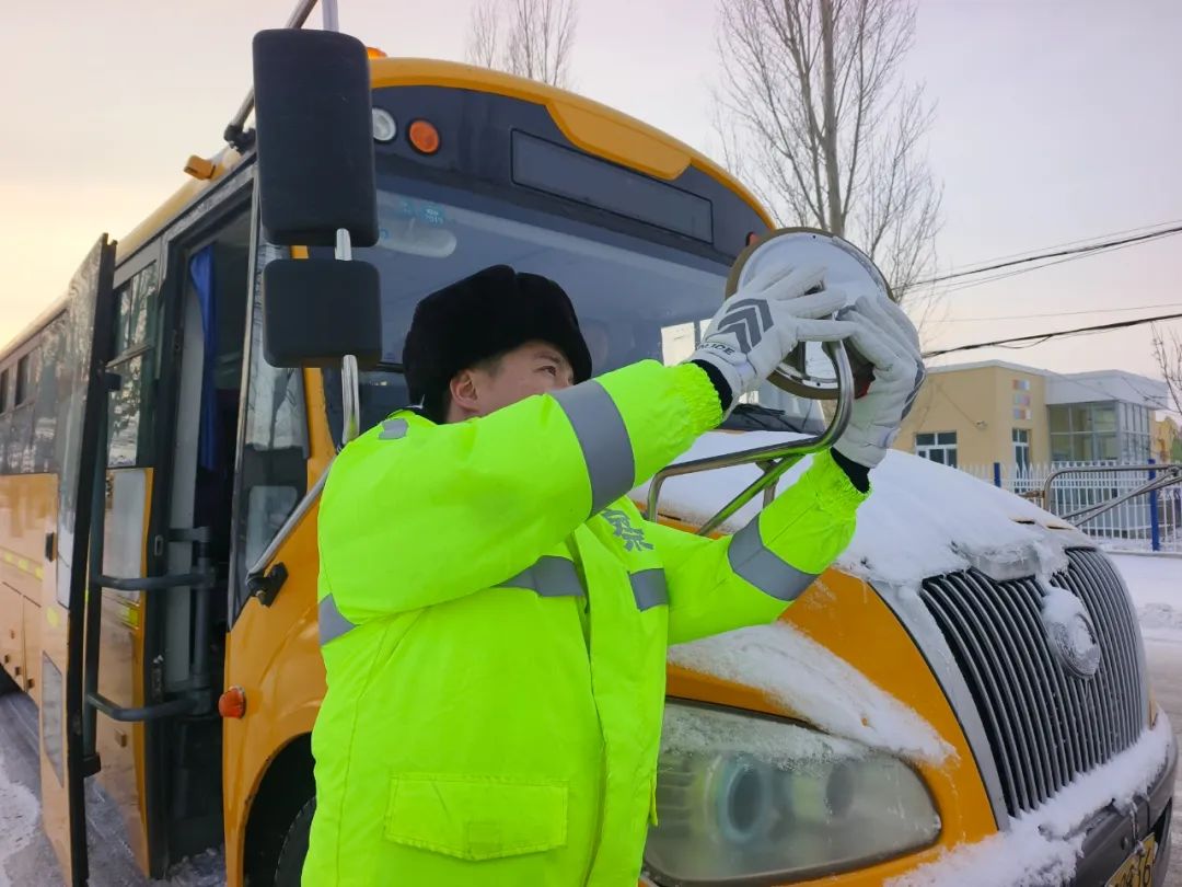 哈巴河交警開展校車突擊檢查 為學生出行筑牢安全防線 圖片
