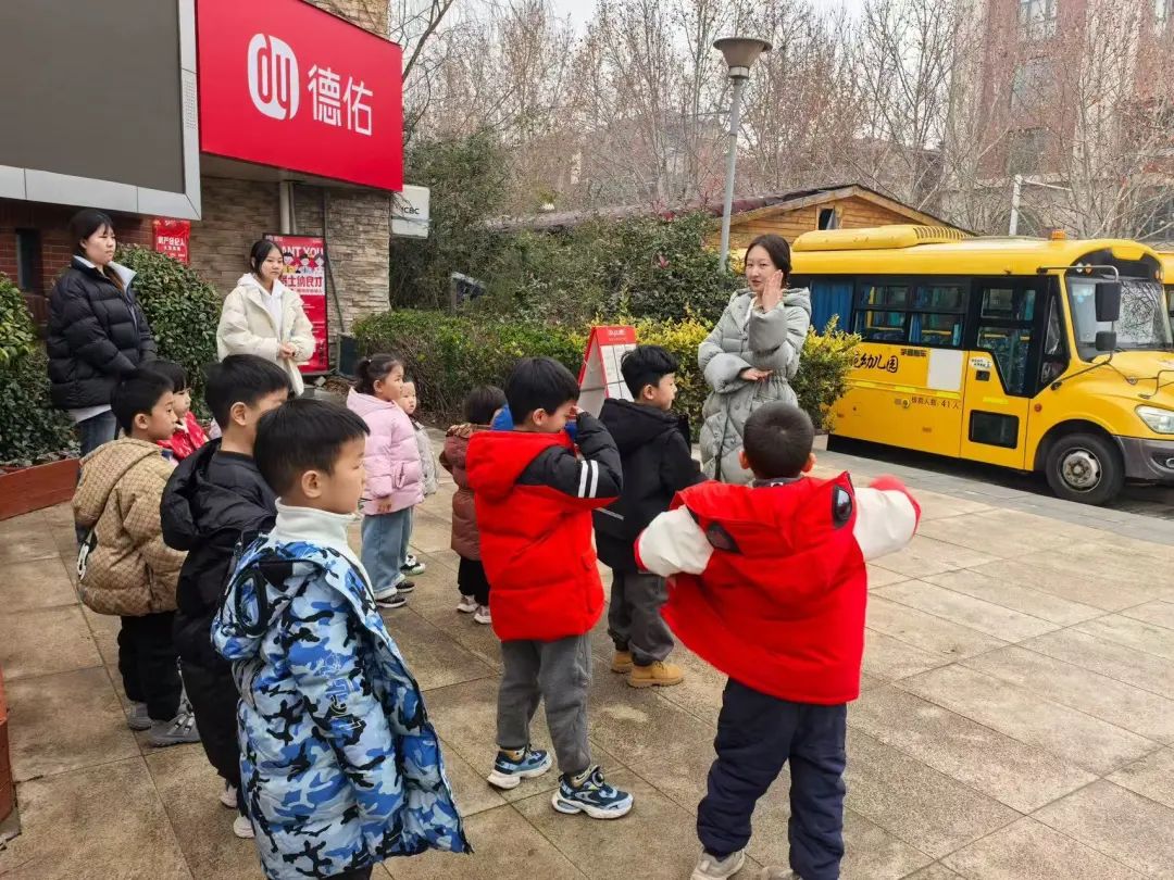 安全“童”行,伴我成長——鄭州市金水區(qū)清水苑幼兒園校車突發(fā)事故模擬應急演練 安全“童”行,伴我成長——鄭州市金水區(qū)清水苑幼兒園校車突發(fā)事故模擬應急演練