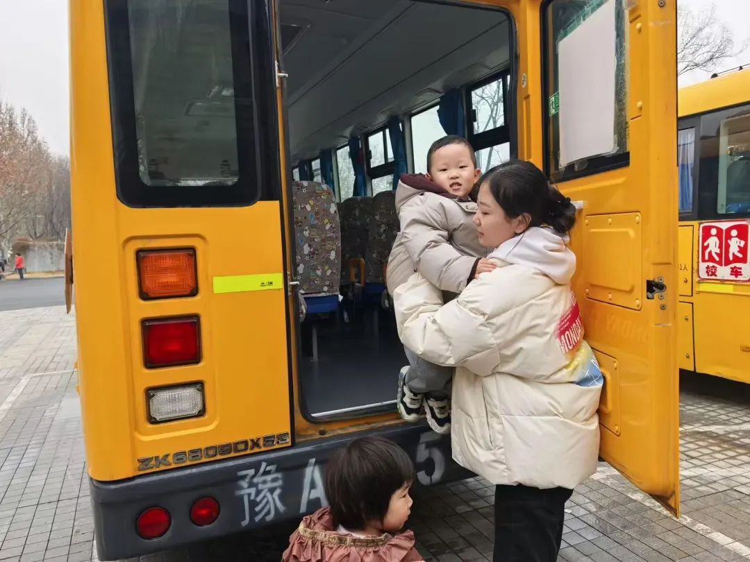 安全“童”行,伴我成長——鄭州市金水區(qū)清水苑幼兒園校車突發(fā)事故模擬應急演練 安全“童”行,伴我成長——鄭州市金水區(qū)清水苑幼兒園校車突發(fā)事故模擬應急演練