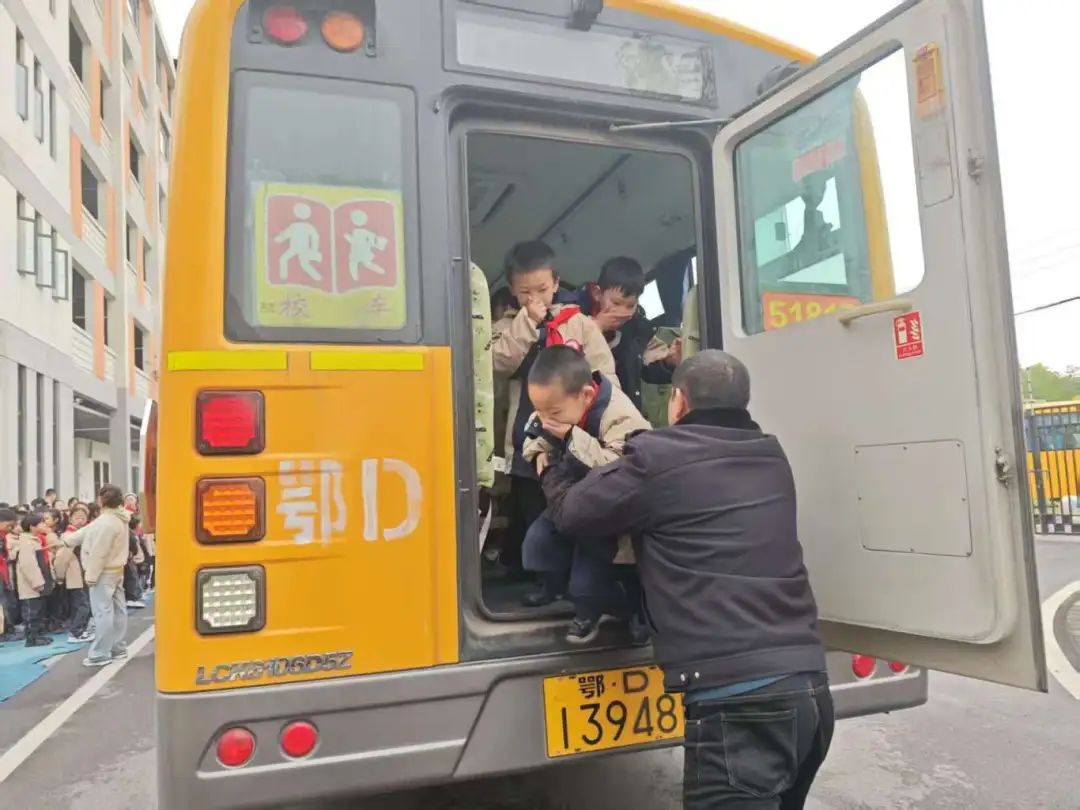 筑牢校車安全防線 守護學生出行平安——荊州經開區第二中學2025年校車安全演練 筑牢校車安全防線 守護學生出行平安——荊州經開區第二中學2025年校車安全演練
