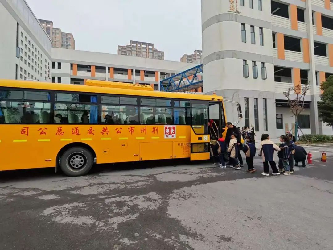 筑牢校車安全防線 守護學生出行平安——荊州經開區第二中學2025年校車安全演練 筑牢校車安全防線 守護學生出行平安——荊州經開區第二中學2025年校車安全演練