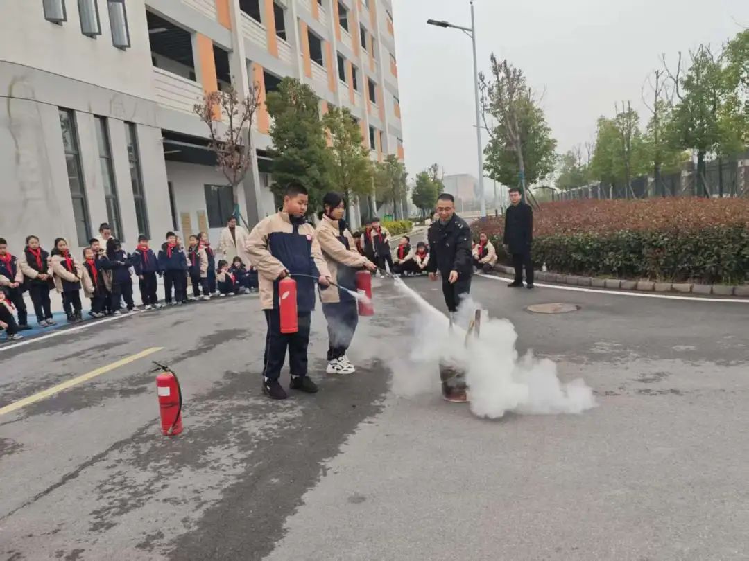 筑牢校車安全防線 守護學生出行平安——荊州經開區第二中學2025年校車安全演練 筑牢校車安全防線 守護學生出行平安——荊州經開區第二中學2025年校車安全演練