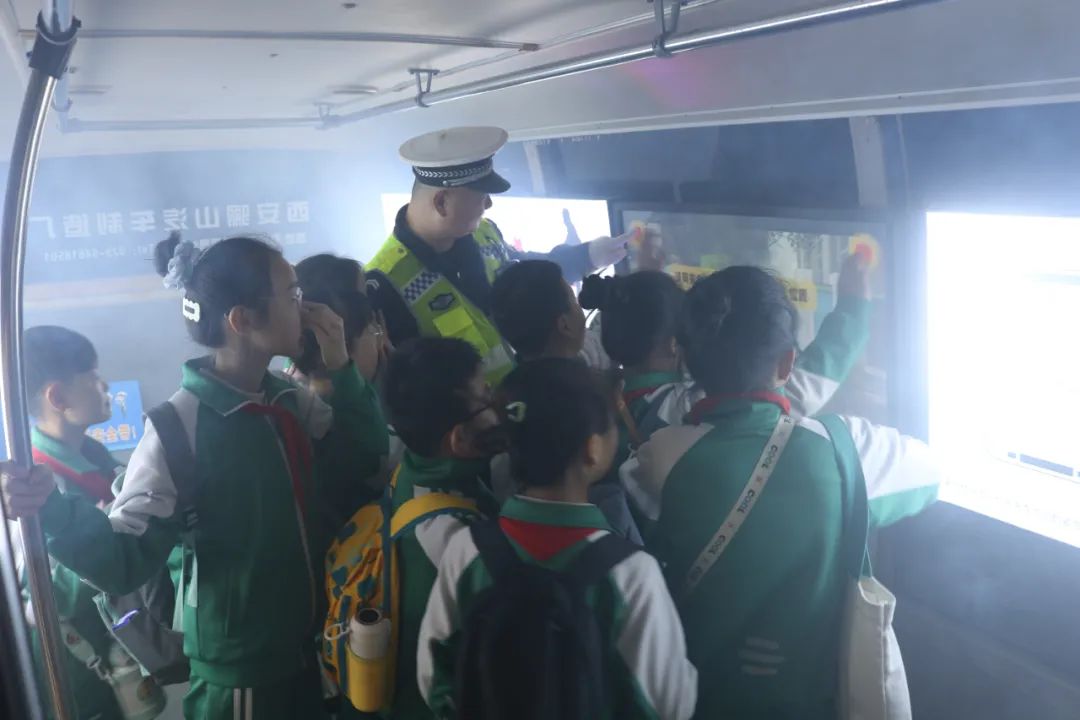 “知危險、會避險”高新交警大隊開展模擬乘坐校車“逃生”演練活動 圖片
