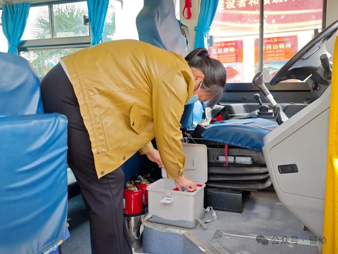 筑牢安全防線,守護快樂成長——留古鎮(zhèn)中心幼兒園校車安全應急演練活動 圖片