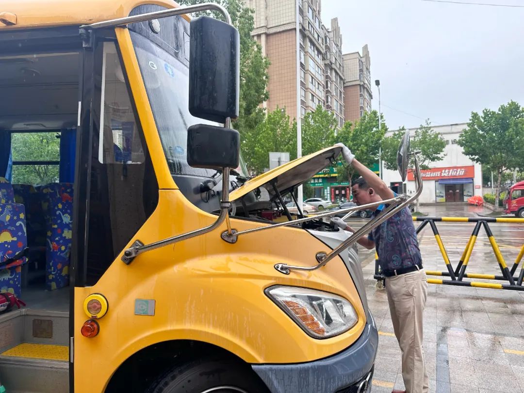 【安全演練】安全乘校車·平安伴我行——寶莉星·艾兒幼兒園2025年校車安全應(yīng)急演練活動(dòng) 圖片