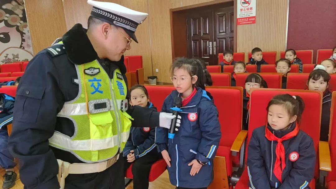 交通安全宣傳丨交警進校園 安全“駐”童心 圖片