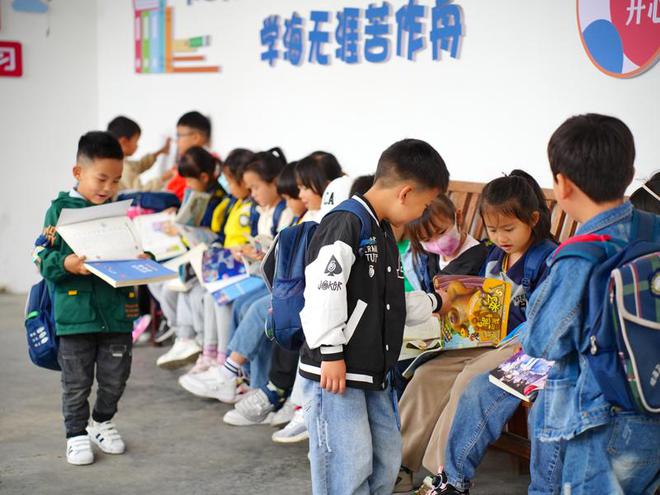 寧波觀海衛鎮：“校車候車亭”遮風擋雨守護孩子上學路