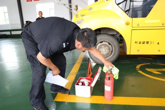 校車年檢，交巡警開辟“綠色通道”