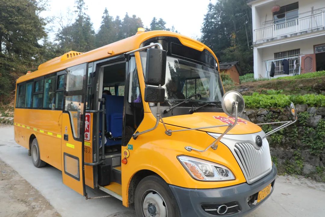 上學再遠也不偏!黃山這個小山村通校車啦 圖片
