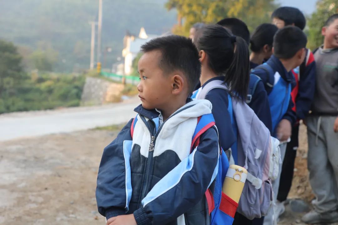 上學再遠也不偏!黃山這個小山村通校車啦 圖片