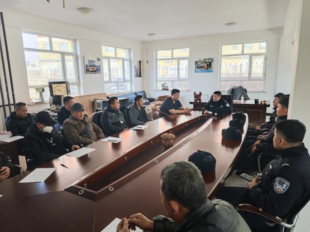 三零創(chuàng)建|白山交警渾江區(qū)大隊(duì)走進(jìn)童安校車開展校車安全大檢查 圖片