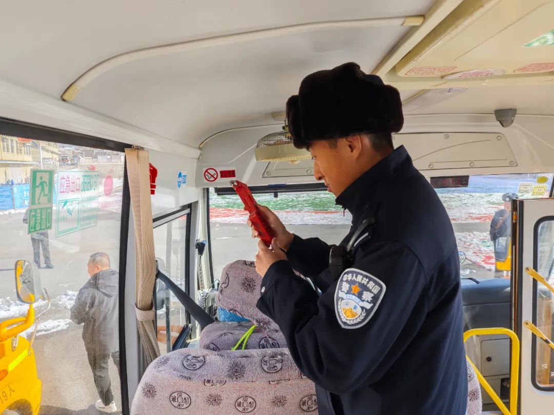 三零創(chuàng)建|白山交警渾江區(qū)大隊(duì)走進(jìn)童安校車開展校車安全大檢查 圖片