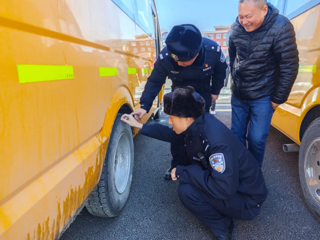 三零創(chuàng)建|白山交警渾江區(qū)大隊(duì)走進(jìn)童安校車開展校車安全大檢查 圖片