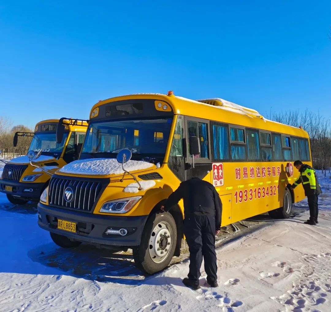 大廠交警擰緊校車交通“安全閥” 圖片