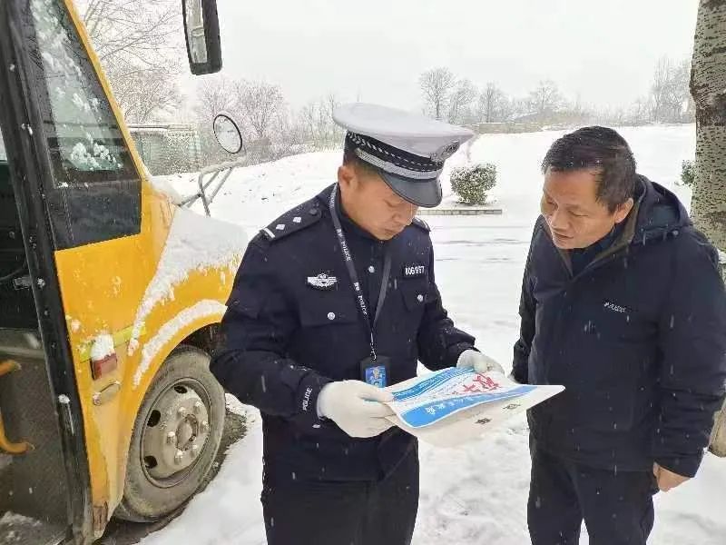 白水公安交警惡劣天氣把好校車安全關 護航學生平安路 圖片