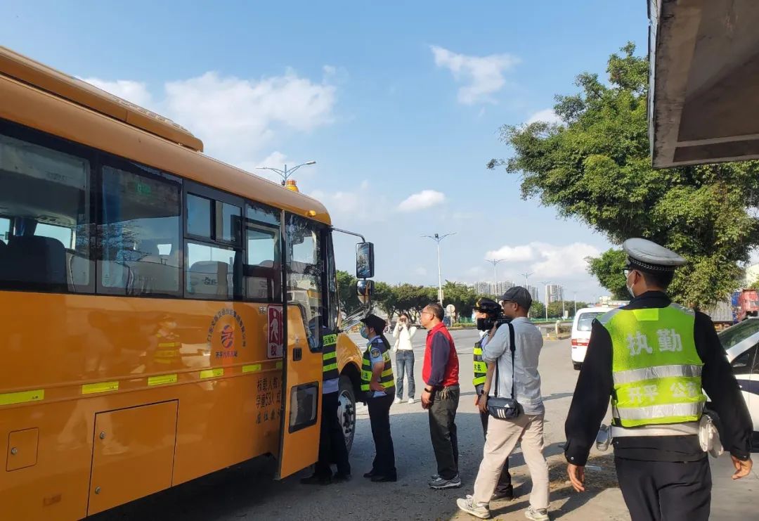 開(kāi)平公安交警聯(lián)合開(kāi)展校車整治行動(dòng) 護(hù)航開(kāi)學(xué)季 圖片
