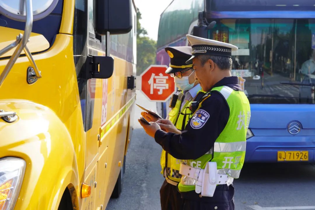 開(kāi)平公安交警聯(lián)合開(kāi)展校車整治行動(dòng) 護(hù)航開(kāi)學(xué)季 圖片