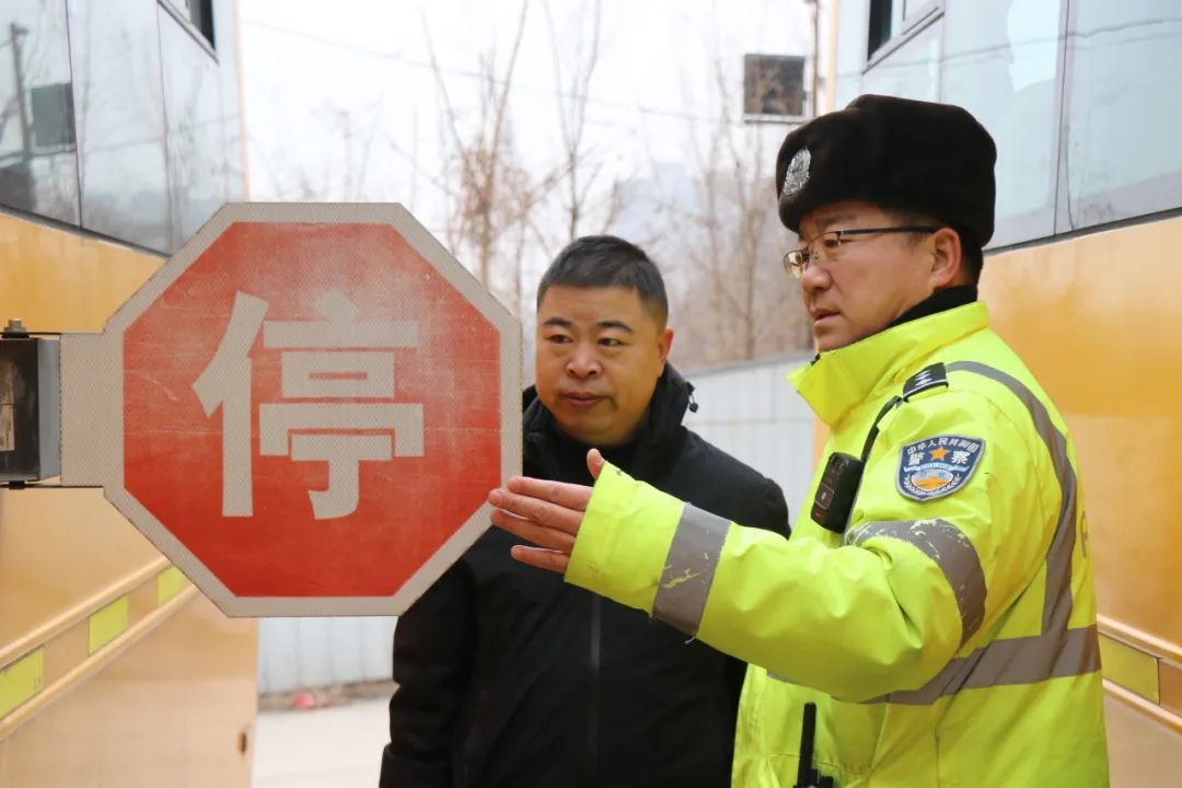 開學(xué)前,鞍山交警的校車安全“第一課” 圖片