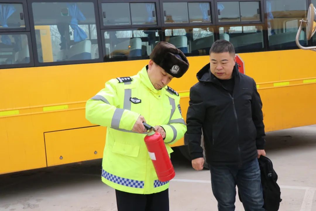 開學(xué)前,鞍山交警的校車安全“第一課” 圖片