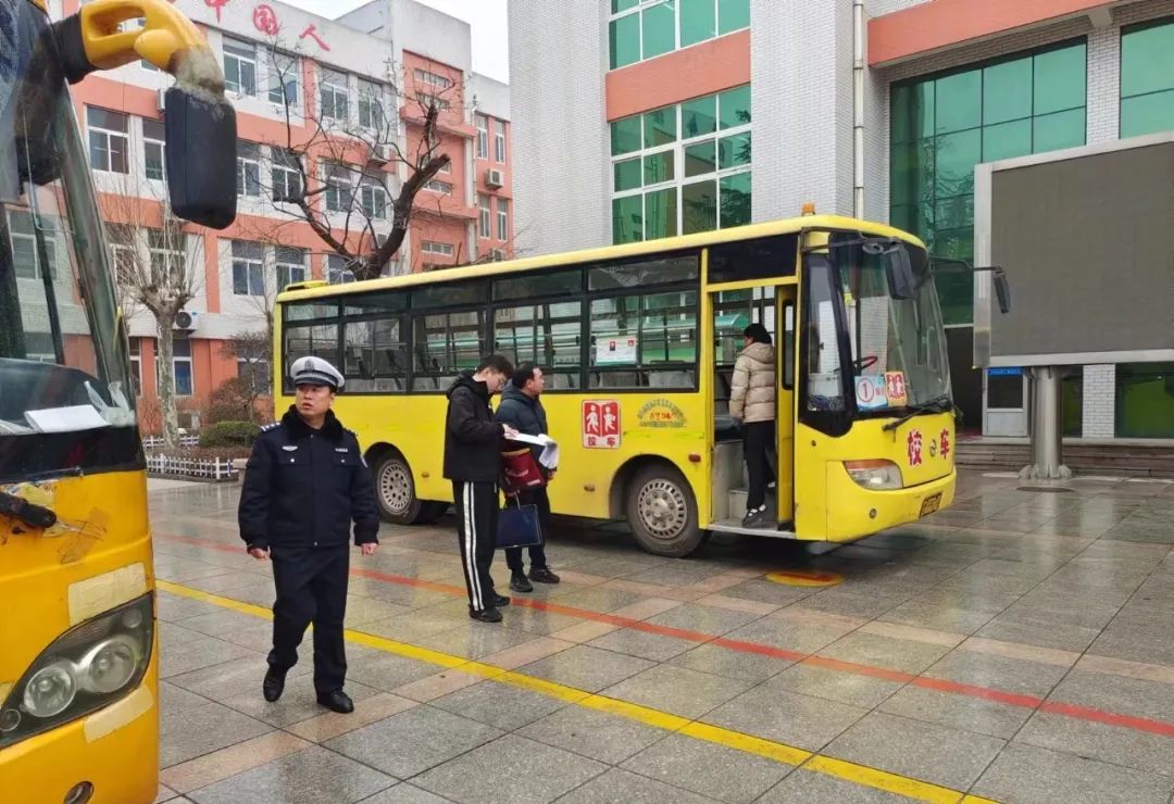鄒平市黃山實驗小學順利通過春季校車安全專項督查/ 圖片