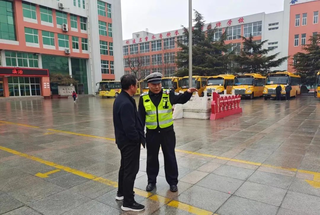鄒平市黃山實驗小學順利通過春季校車安全專項督查/ 圖片