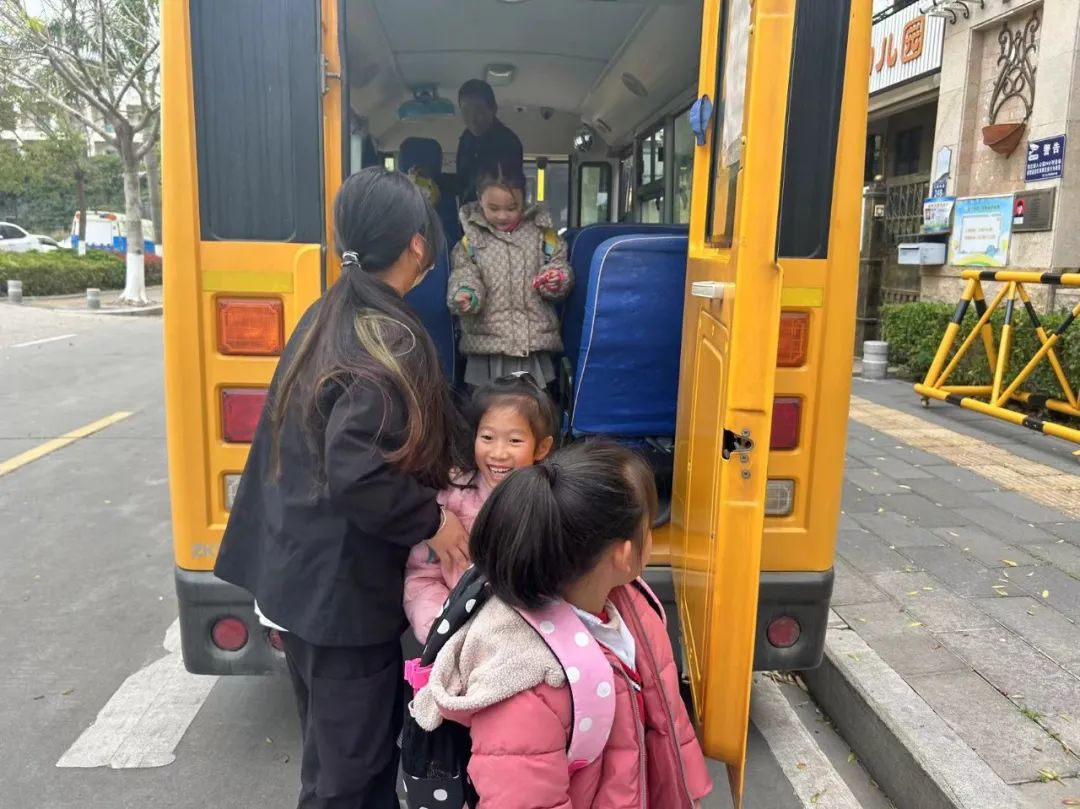 【安全童行】“為愛護(hù)航 校車安全伴我行”——金門灣幼兒園2024年校車應(yīng)急逃生演練 圖片
