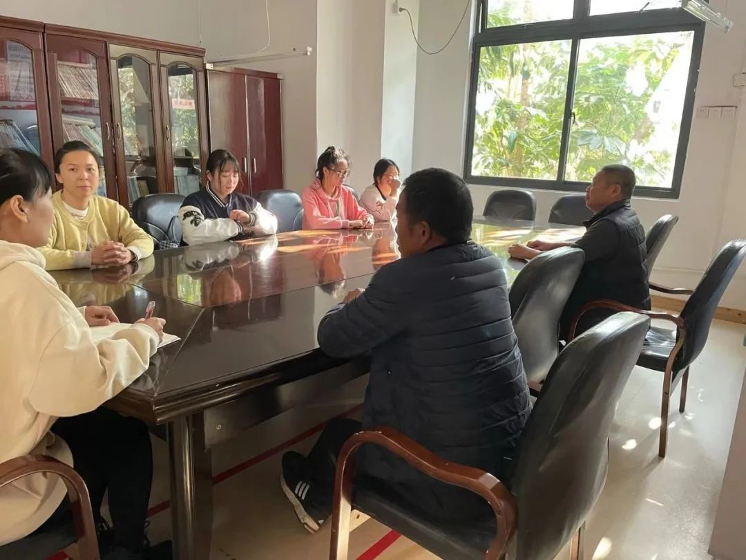 【安全童行】“為愛護(hù)航 校車安全伴我行”——金門灣幼兒園2024年校車應(yīng)急逃生演練 圖片