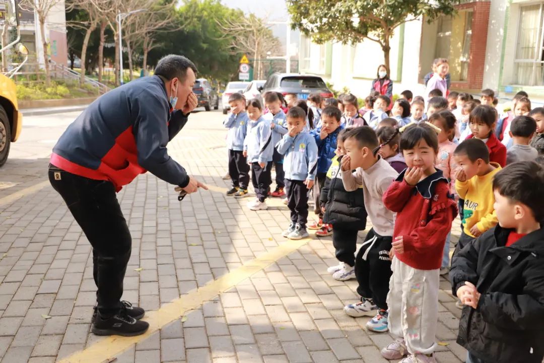 為愛護航,校車安全伴我行 為愛護航,校車安全伴我行