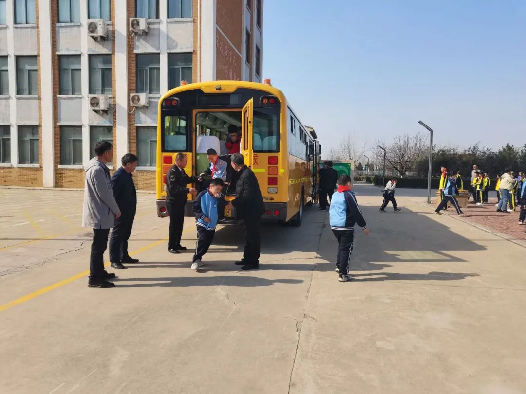 校車演練不松懈，安全意識筑心間——王家樓小學開展校車應急疏散演練活動