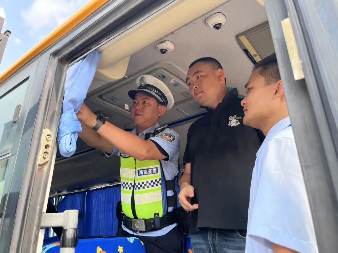 崖州區(qū)教育局聯(lián)合相關(guān)部門開展2024年校車安全專項(xiàng)檢查/ 圖片