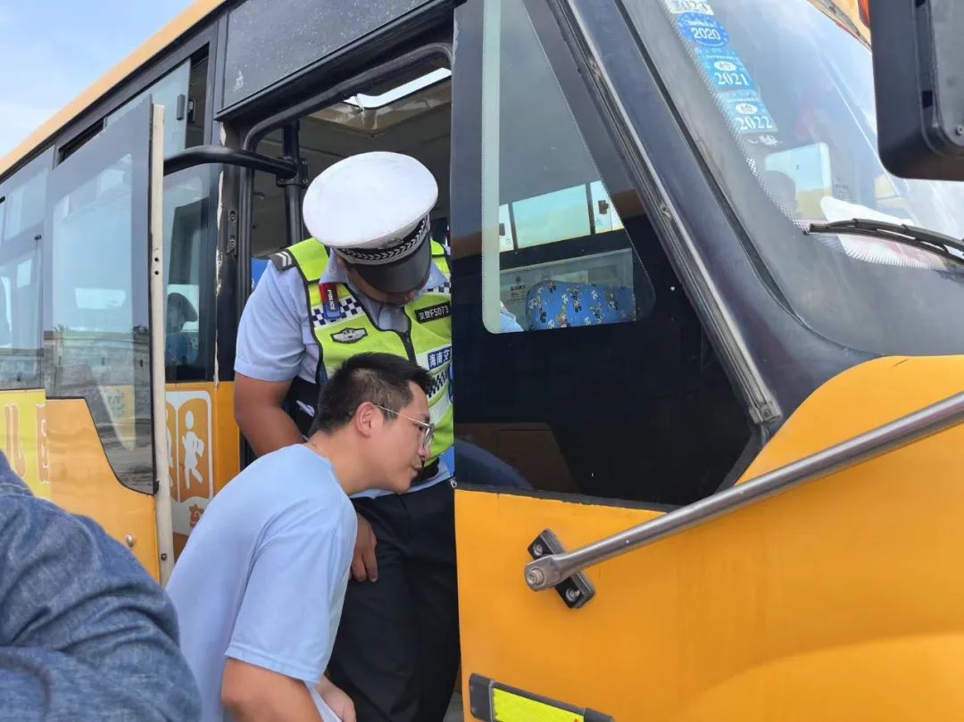崖州區(qū)教育局聯(lián)合相關(guān)部門開展2024年校車安全專項(xiàng)檢查/ 圖片