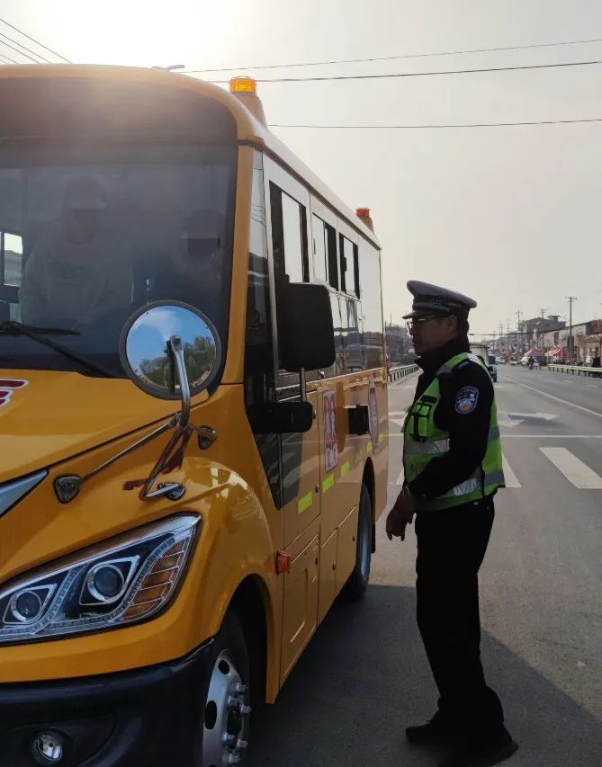 【春季行動(dòng)】沁陽公安交警開展校車安全大檢查,筑牢學(xué)生出行安全防線 【春季行動(dòng)】沁陽公安交警開展校車安全大檢查,筑牢學(xué)生出行安全防線