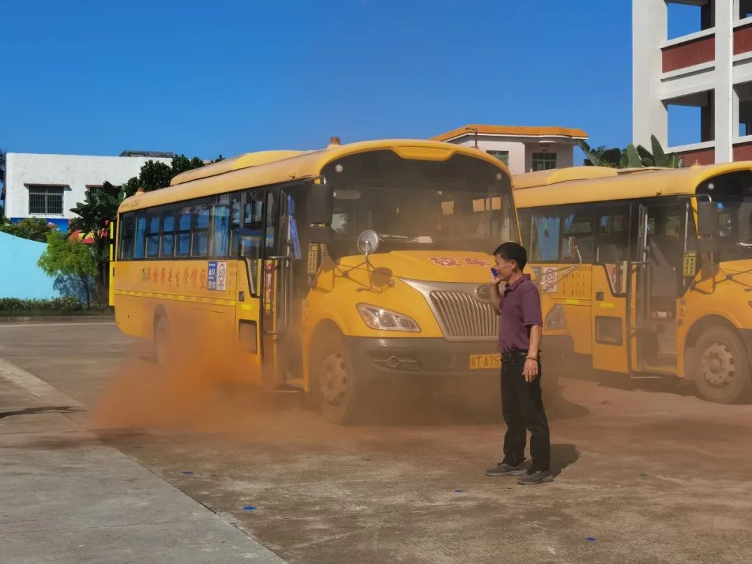 新平小學開展校車應急疏散演練