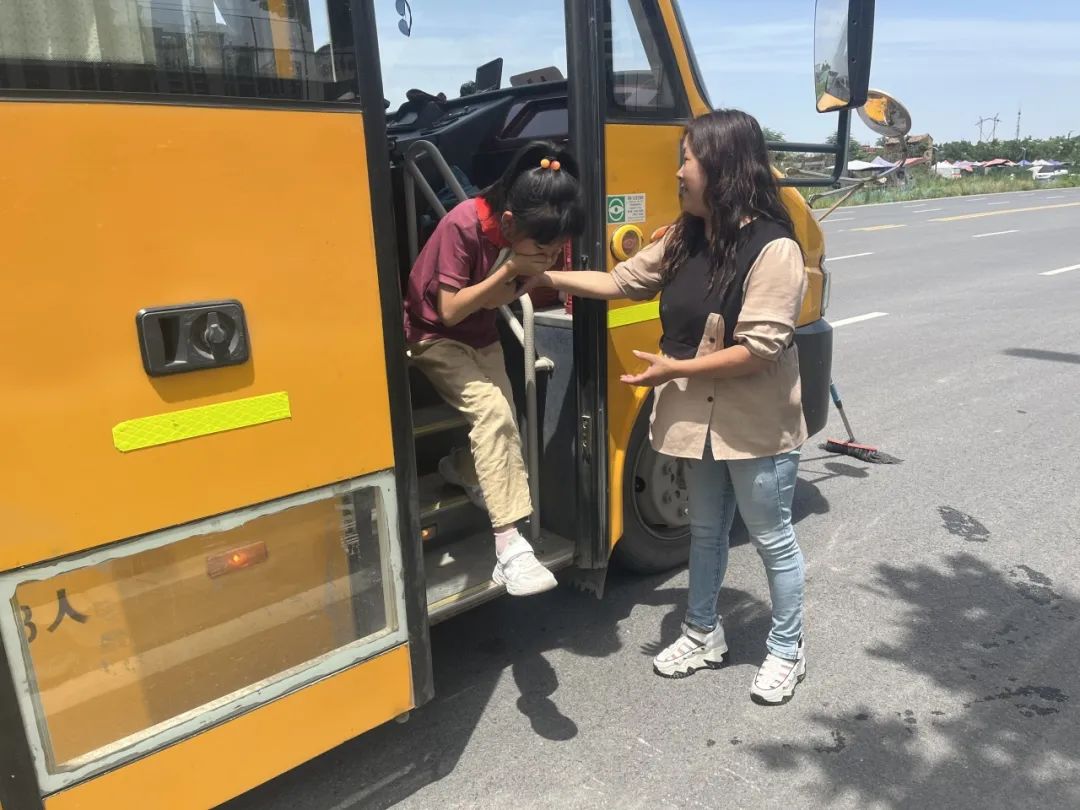 校車應急演練 筑牢安全防線 校車應急演練 筑牢安全防線