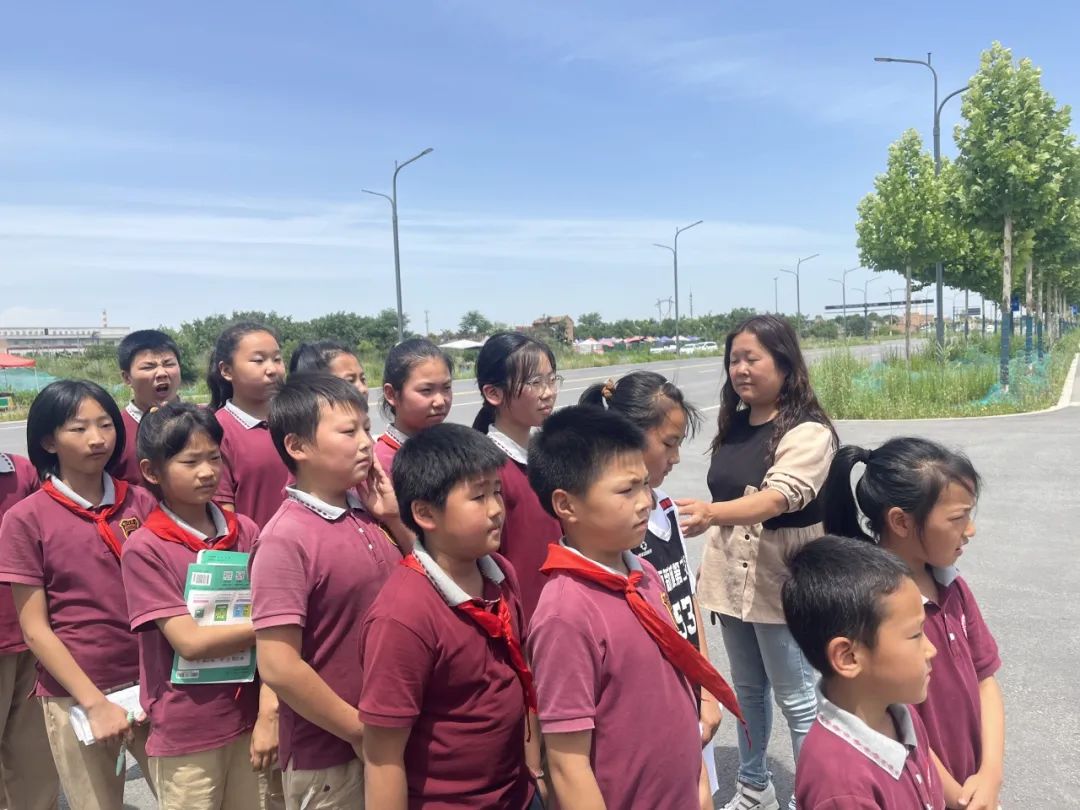 校車應急演練 筑牢安全防線 校車應急演練 筑牢安全防線