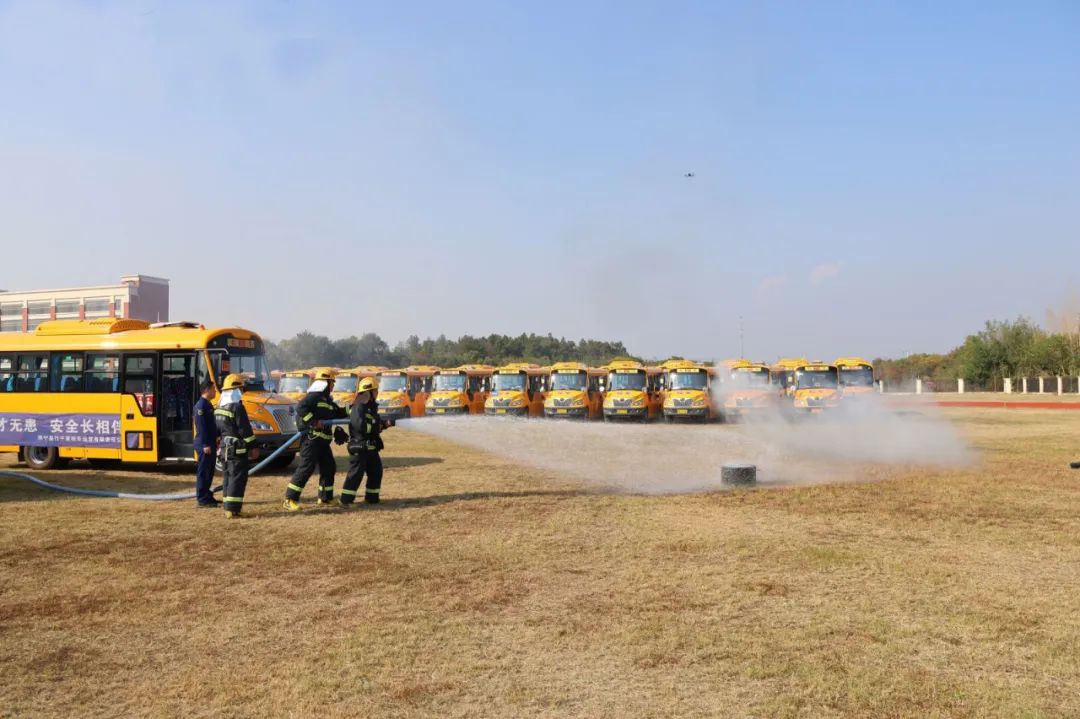校車演練進校園,交通安全記心間 圖片