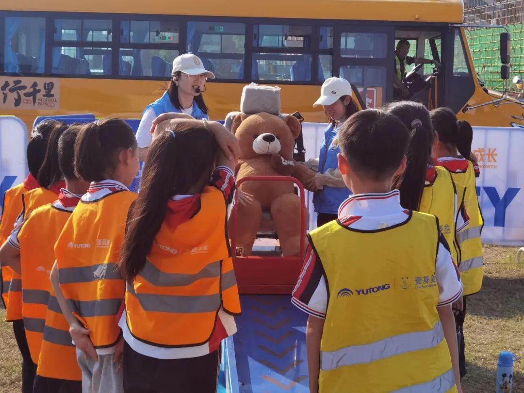校車演練進校園,交通安全記心間 圖片