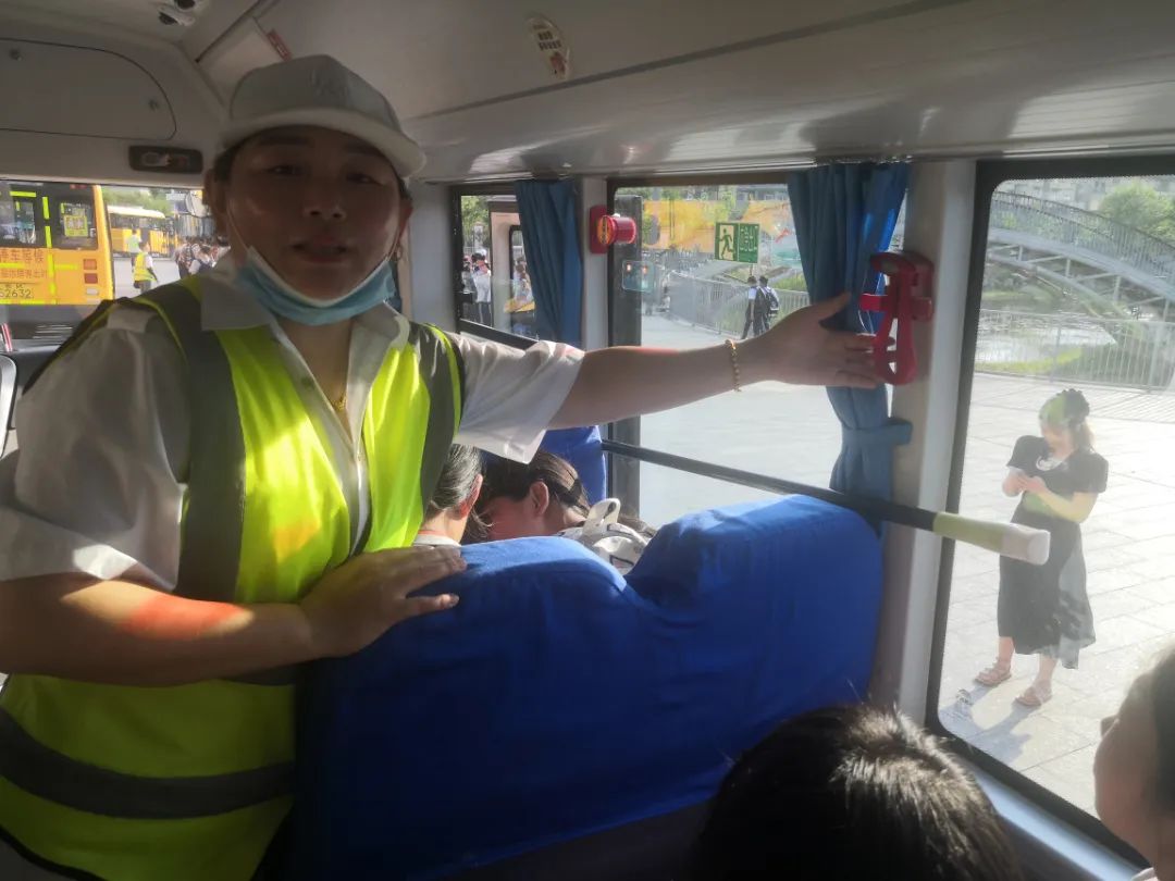 辦人民滿意教育|安全乘校車，平安伴我行——威海市愛山實驗學校開展校車應急演練