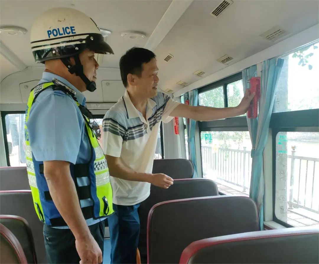 臨高交警聯合多部門筑牢校車安全防線 擰緊校車出行“安全閥” 圖片