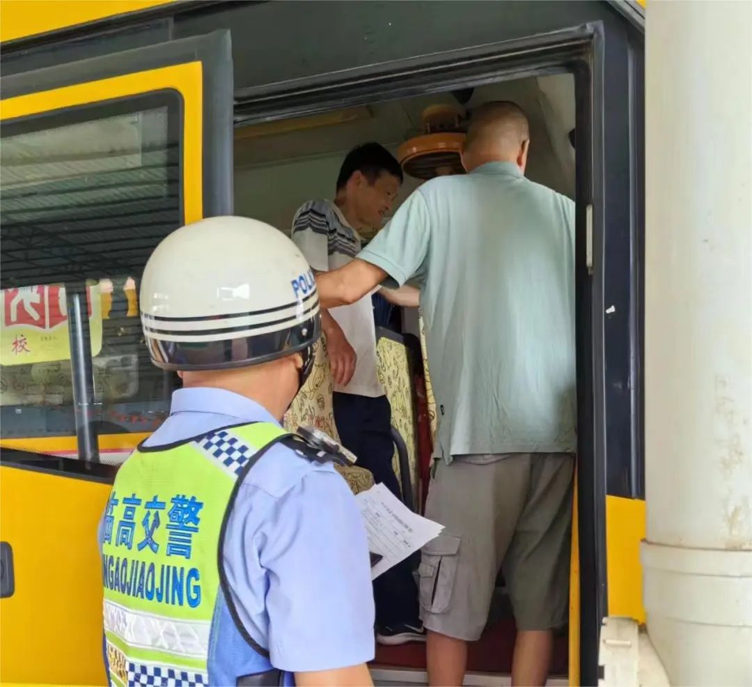 臨高交警聯合多部門筑牢校車安全防線 擰緊校車出行“安全閥” 圖片