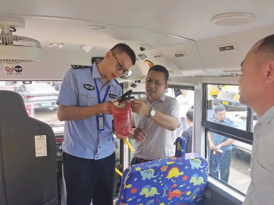 利用暑假空檔丨萬寧公安交警聯(lián)合多部門開展校車安全檢查宣傳/ 圖片