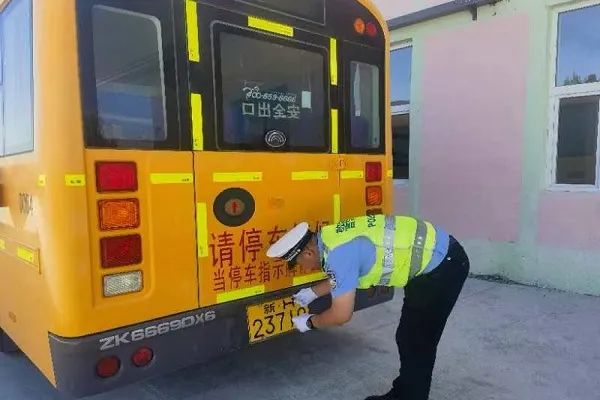 護航學子路|嚴查校車安全行——吉木乃交警持續開展校車安全大檢查 圖片