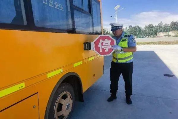 護航學子路|嚴查校車安全行——吉木乃交警持續開展校車安全大檢查 圖片