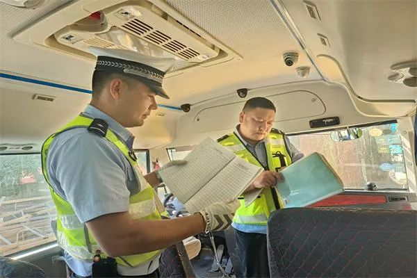 阿勒泰市公安:擰緊校車“安全閥” 筑牢學生平安路 圖片