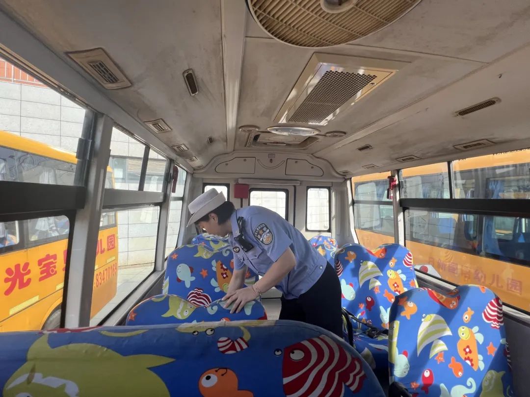 【護苗行動】陵水交警開展校車安全“大體檢”,筑牢學生“平安路” 圖片