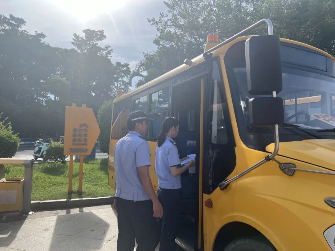 【護苗行動】陵水交警開展校車安全“大體檢”,筑牢學生“平安路” 圖片