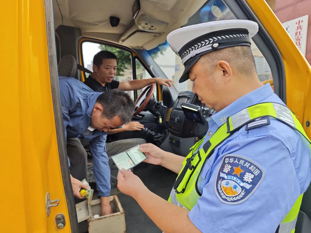 縣教育局校車辦一行到實驗小學太平校區(qū)開展校車檢查工作/ 圖片