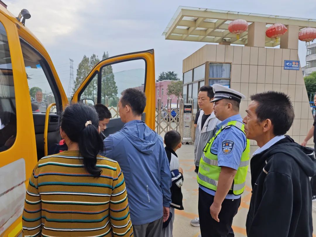 縣教育局校車辦一行到實驗小學太平校區(qū)開展校車檢查工作/ 圖片