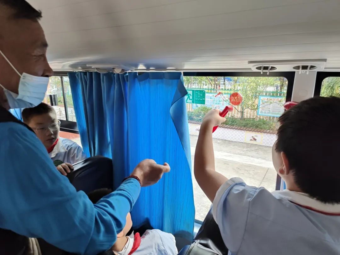平安乘車 安全“童”行——白廟小學開展校車安全教育系列活動
