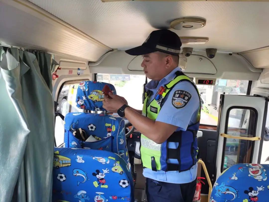 校車常“體檢” 孩子才安全丨萬寧公安交警聯合多部門開展校車安全隱患排查 圖片